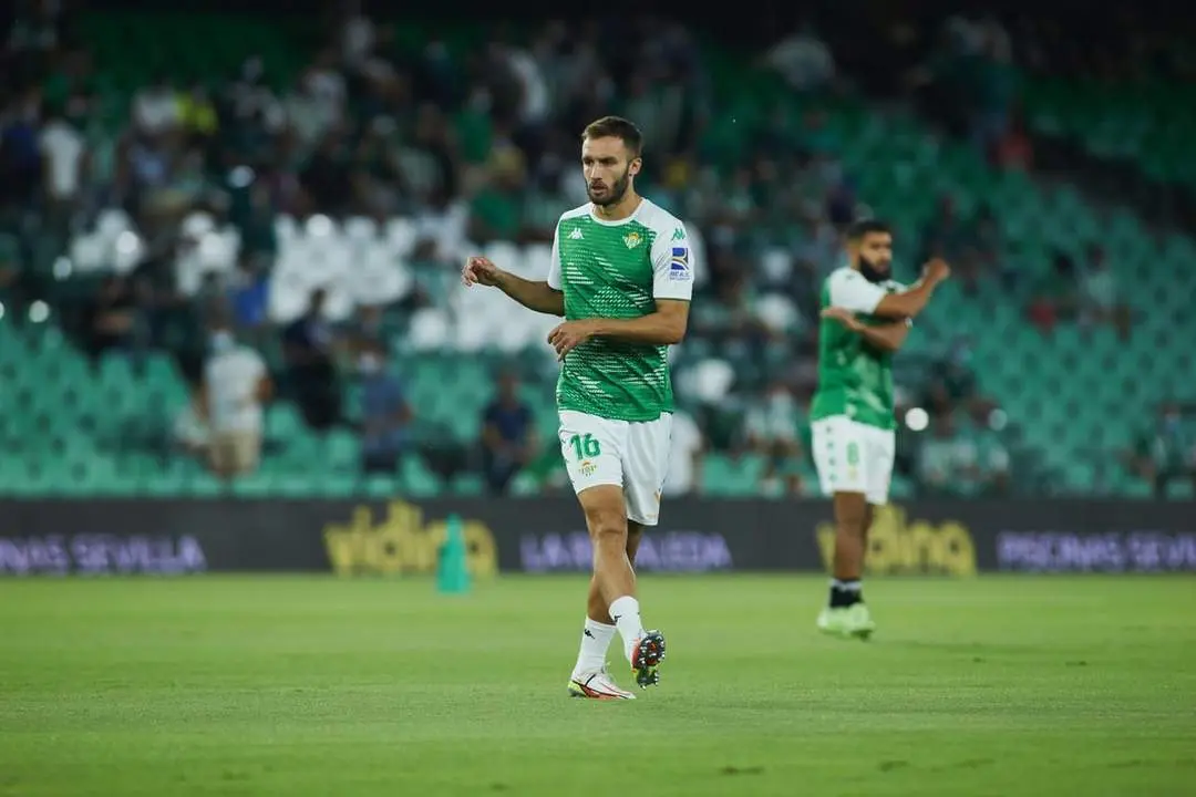 El defensa del Betis, Germ&aacute;n Pezzella, durante un calentamiento. - rbb