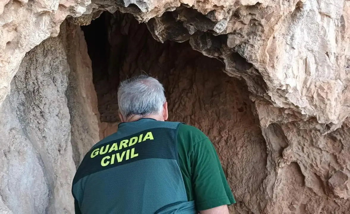 Investigan los da&ntilde;os en las pinturas rupestres en el yacimiento. - Guardia Civil