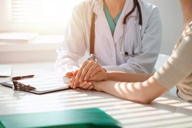 Una mujer en una consulta m&eacute;dica. - 