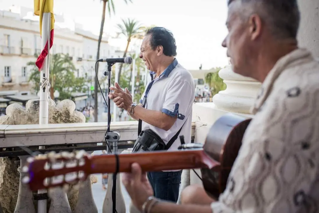 Morenito de &Iacute;llora canta en el balc&oacute;n del Ayuntamiento de C&aacute;diz. - VIVA