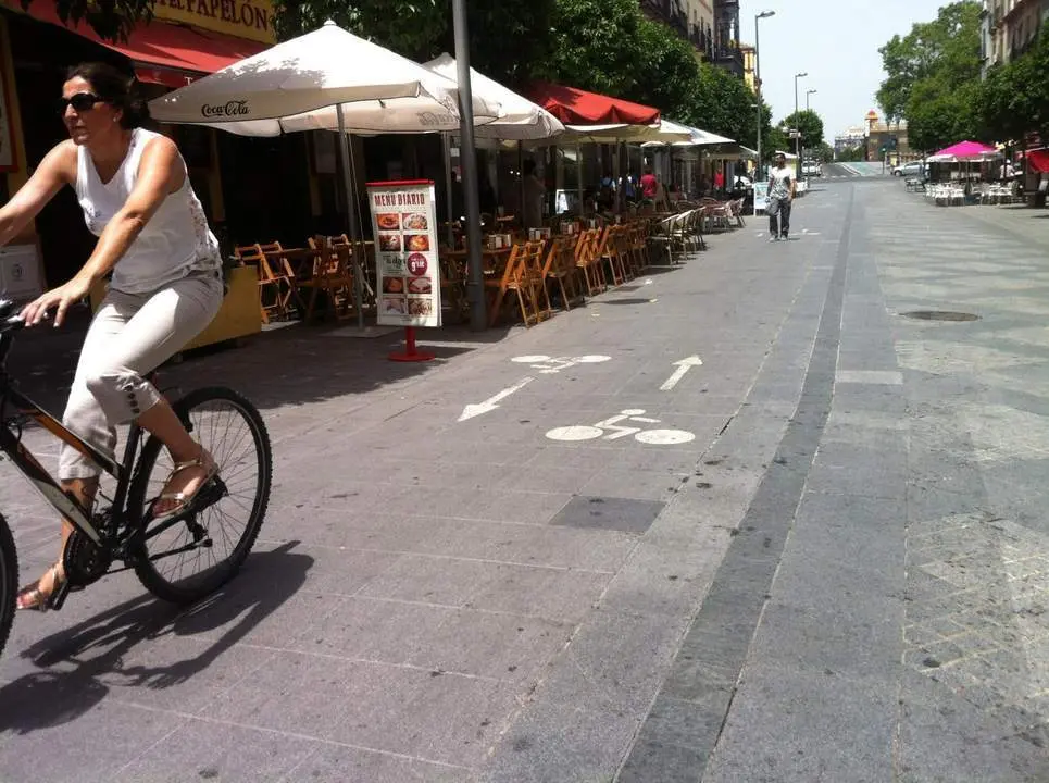 San Jacinto, carril bici y veladores. - Archivo