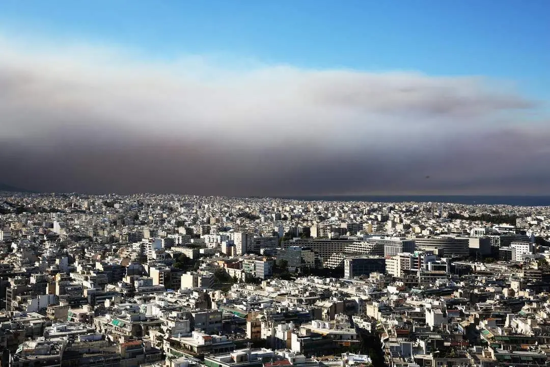El humo del incendio amenazando Atenas. - EFE
