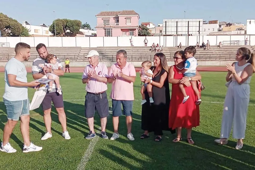 Familiares de Juan Becerra antes del pitido inicial - Ra&uacute;l J. Bustillos