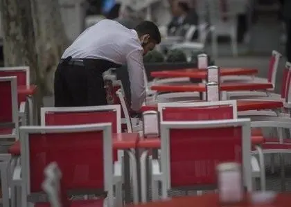 Un camarero. - Europa Press