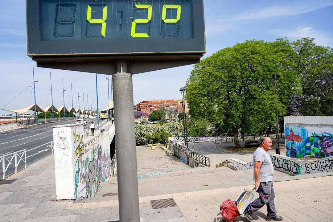 Un term&oacute;metro marca 42 grados en el primer d&iacute;a de altas temperaturas - EP