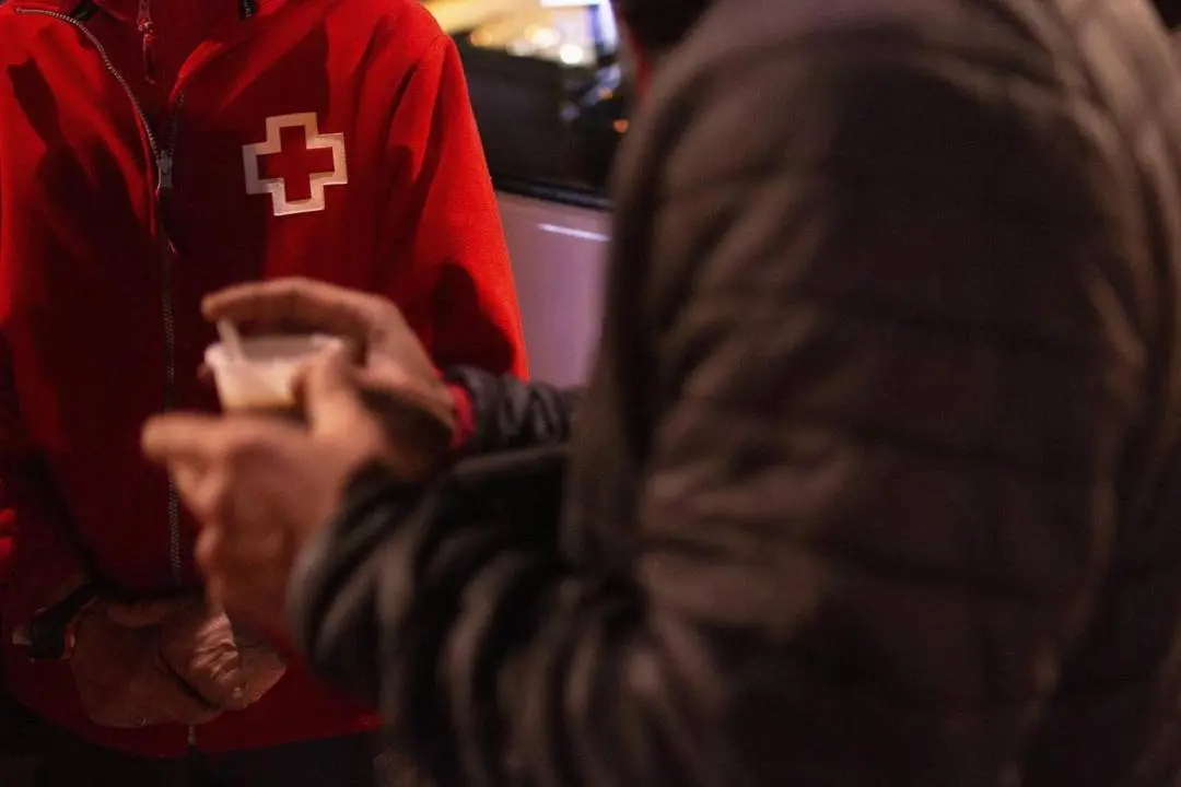 Voluntario de Cruz Roja junto a una persona sin hogar.  - Andaluc&iacute;a Informaci&oacute;n