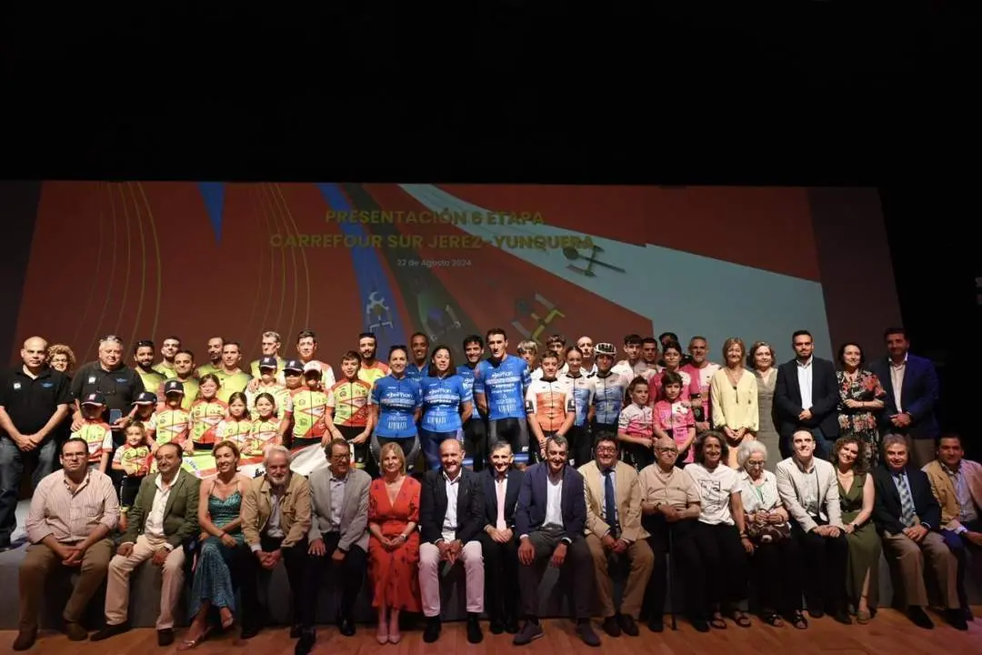 Foto de familia de la presentaci&oacute;n de la sexta etapa en Jerez.  - Viva