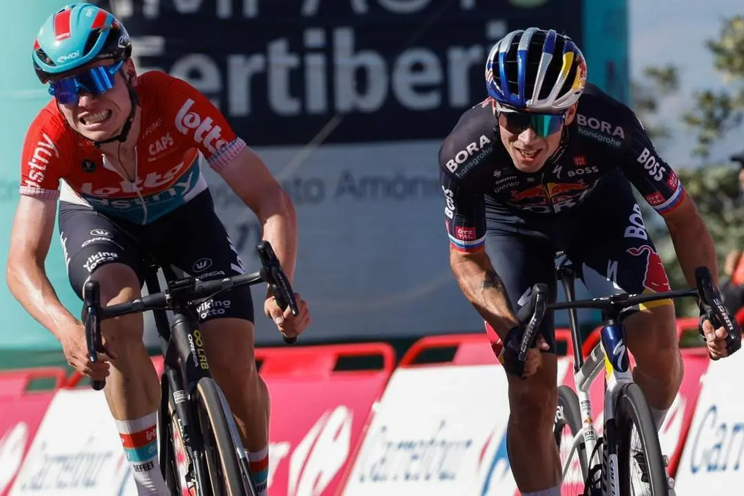 Roglic (d), en el apretado final de etapa. - EFE