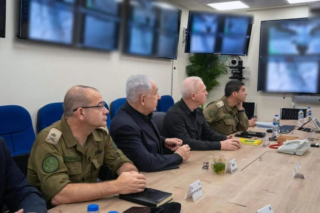 Netanyahu (2i), dirige las operaciones desde la base militar de Kirya. - EFE