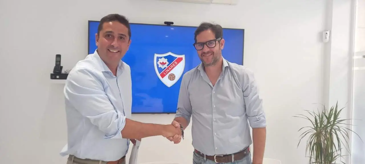 Antonio Oca&ntilde;a y Carlos Hita tras la firma del acuerdo - 7TV LINARES