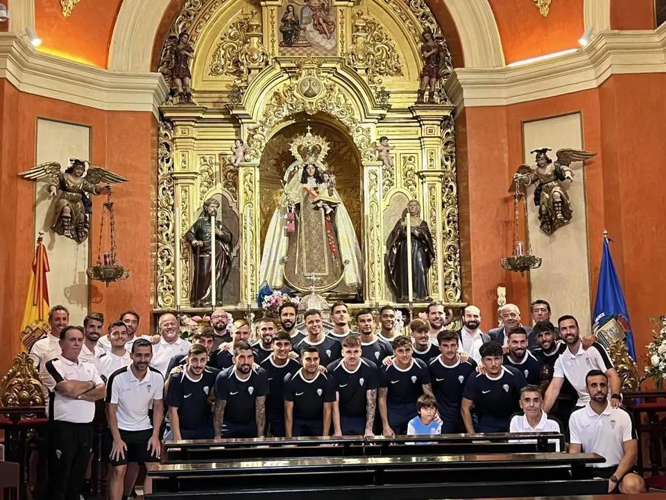 La plantilla del San Fernando CD posa junto a la Virgen del Carmen. - &Aacute;ngel Gallego.