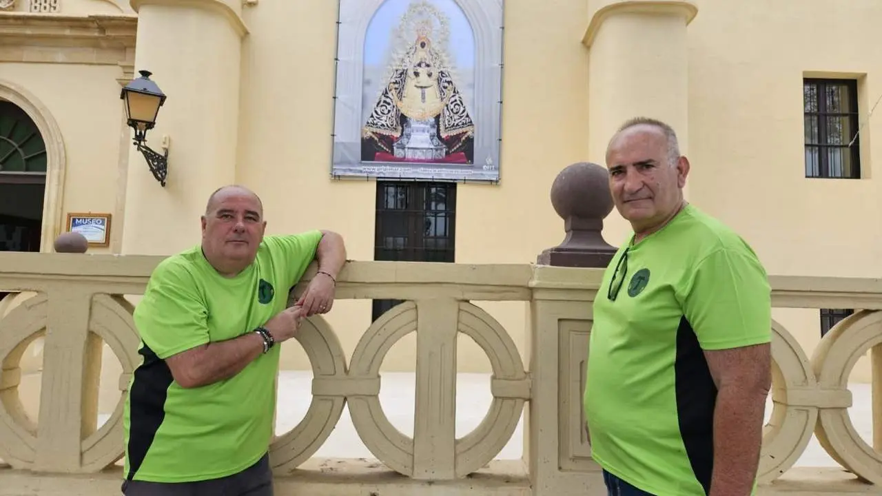 Sema Miranda (I) y Tom&aacute;s Cazalla (D) frente al Santuario de Regla - Viva Chipiona