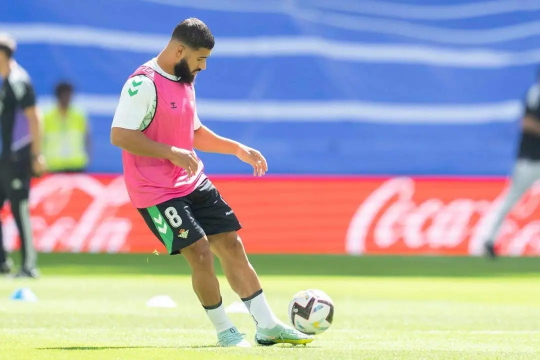 Nabil Fekir calienta sobre el c&eacute;sped del Santiago Bernab&eacute;u. - rbb