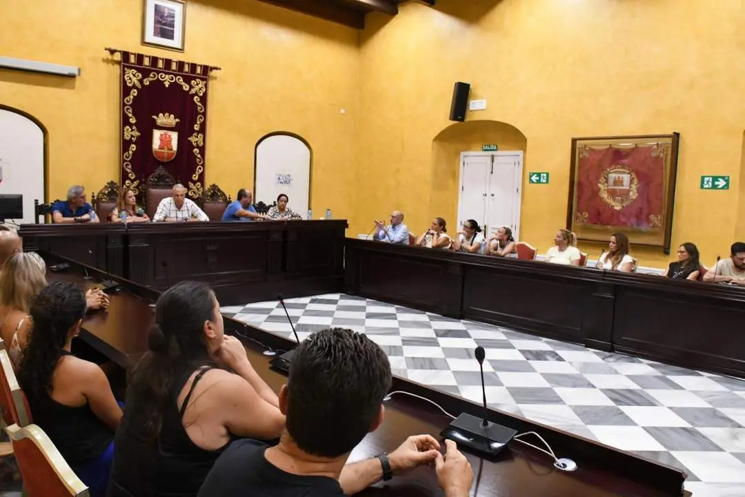 Reuni&oacute;n de Ruiz Boix con trabajadores de la piscina municipal. - AI