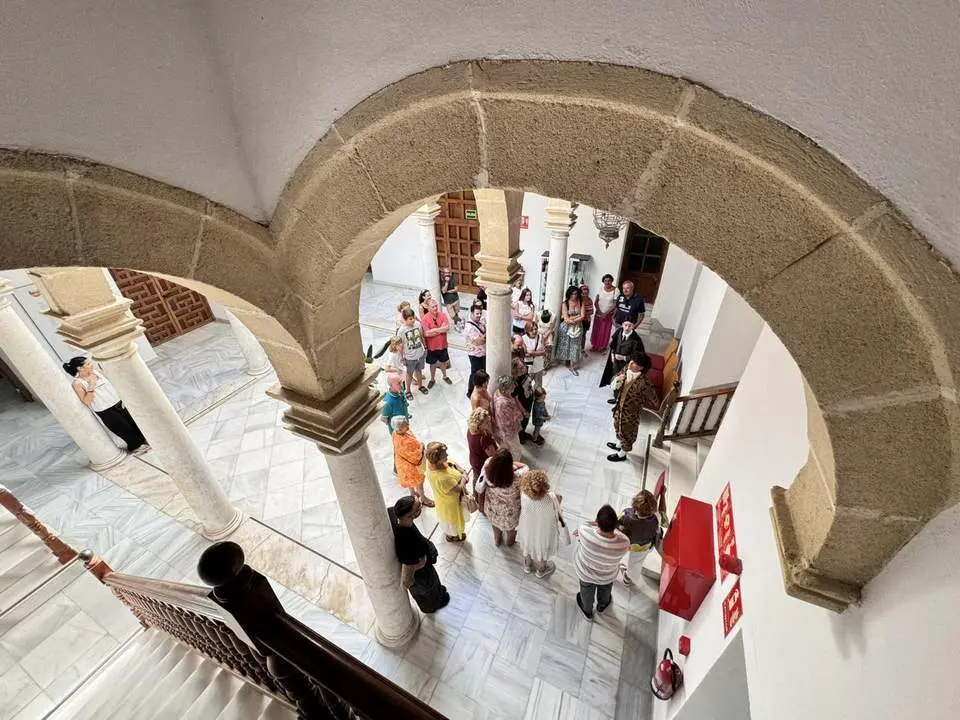VISITAS TEATRALIZADAS AL PALACIO DE ARAN&Iacute;BAR. - VIVA