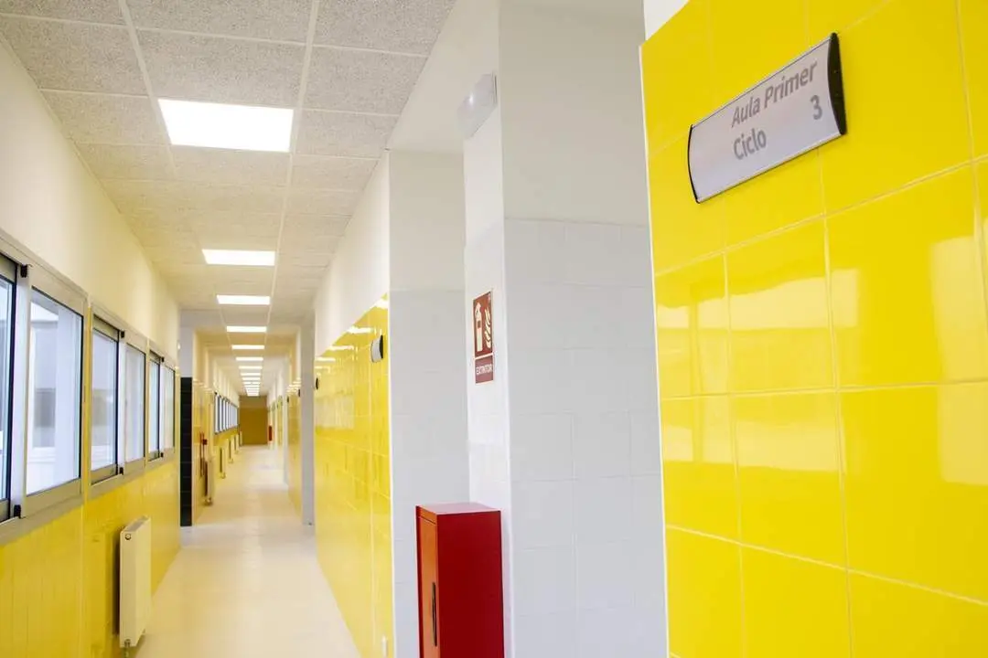 Uno de los pasillos del colegio del Ensanche Sur. - CARMEN BARAHONA