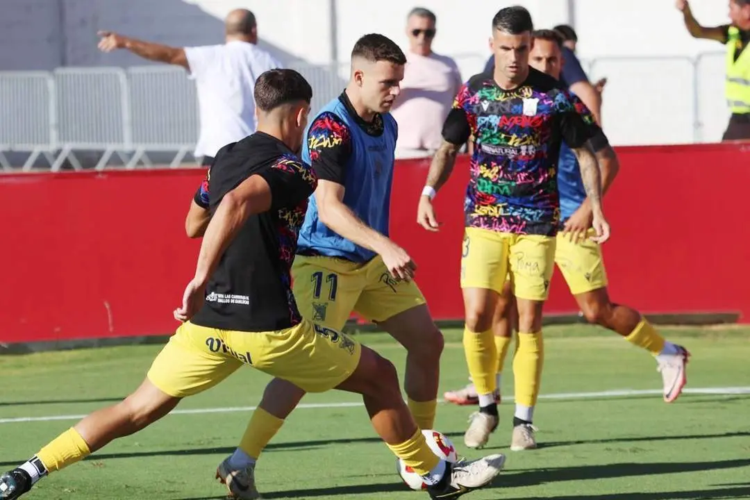 El Atl&eacute;tico Sanluque&ntilde;o en el calentamiento en Sevilla - ASCF