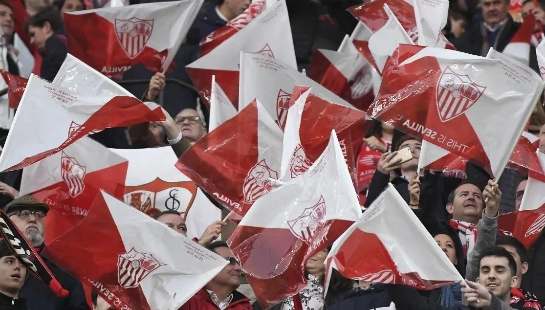 La afici&oacute;n del Sevilla anima durante un partido liguero. - ep