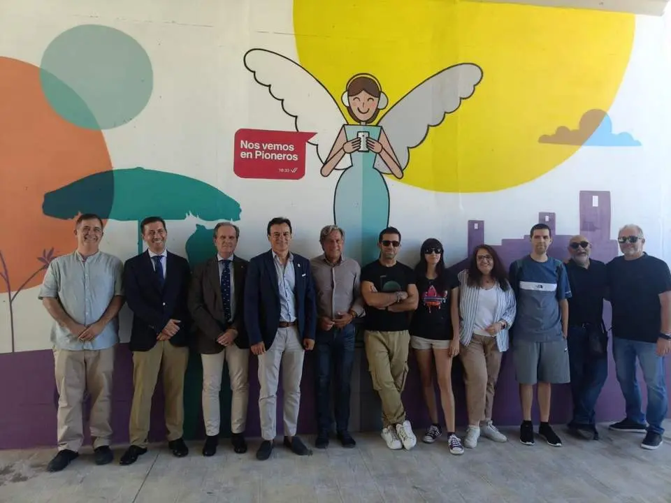 Foto de familia ante uno de los nuevos murales.  - Ayuntamiento de Ja&eacute;n
