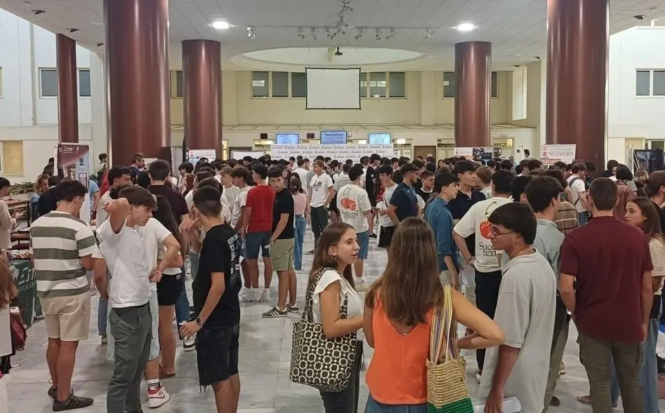 Estudiantes en la Escuela Superior de Ingenier&iacute;a de la Universidad. - EP.