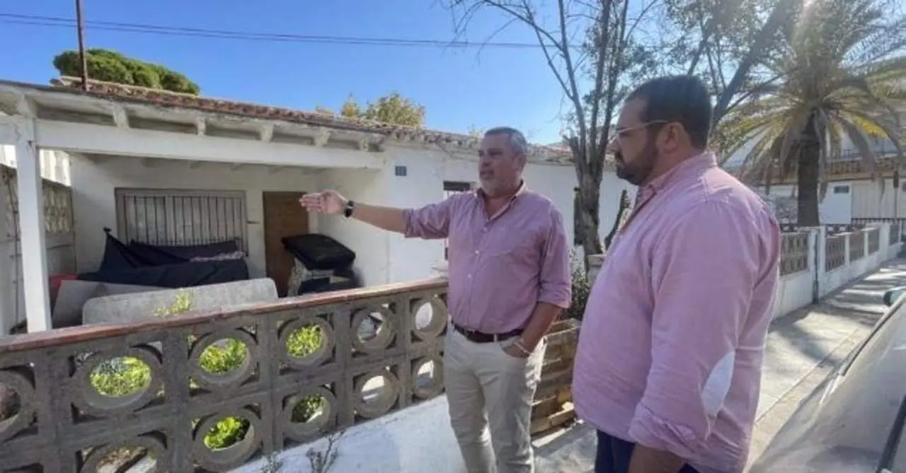  Jes&uacute;s Ferrera junto a las antiguas casas de maestros en Punta - PSOE Punta