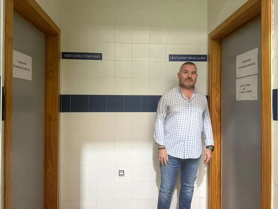 Carlos Alberca ante las puertas de los vestuarios clausurados. - PSOE JA&Eacute;N
