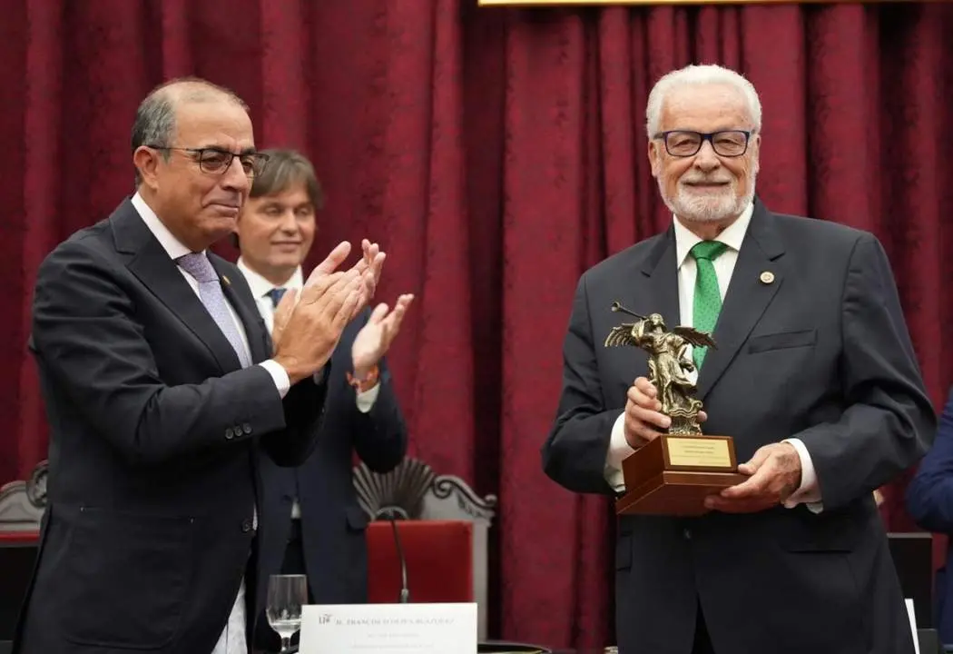 El Defensor del Pueblo Andaluz, Jes&uacute;s Maeztu (d), reconocido. - EP.