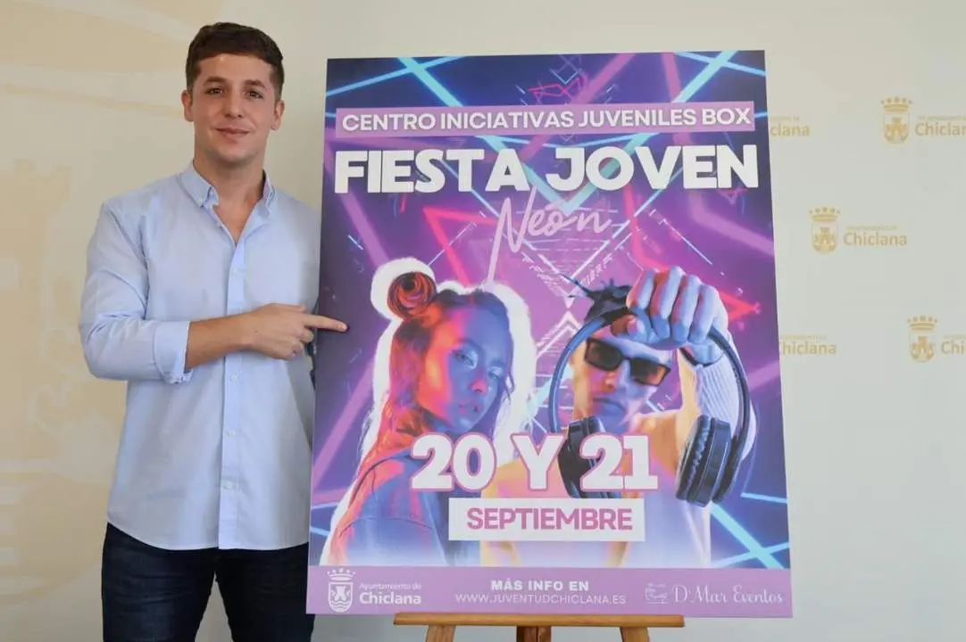 El delegado de Juventud, con el cartel anunciador - VIVA