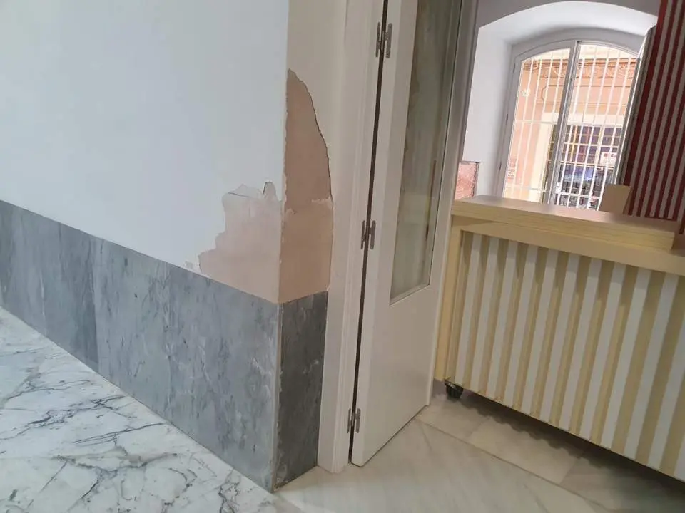 Desperfecto en una de las paredes del patio de la Casa del Carnaval. - VIVA