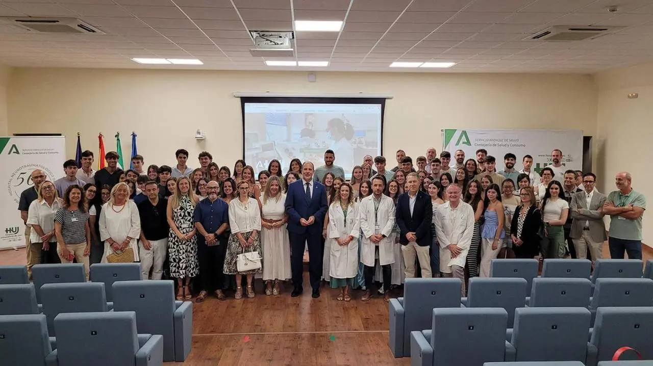 Foto de familia con los alumnos de Medicina.  - VIVA Ja&eacute;n