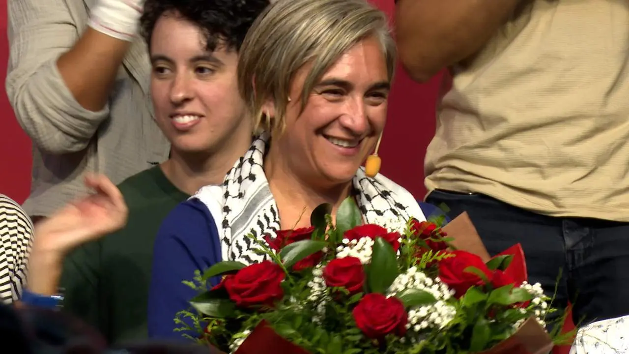 Colau se despide del Ayuntamiento de Barcelona bajo gritos de apoyo de "alcaldesa"