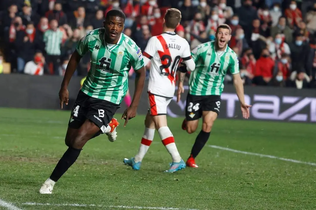 El jugador del Betis, William Carvalho, celebra su gol contra el Rayo. - efe