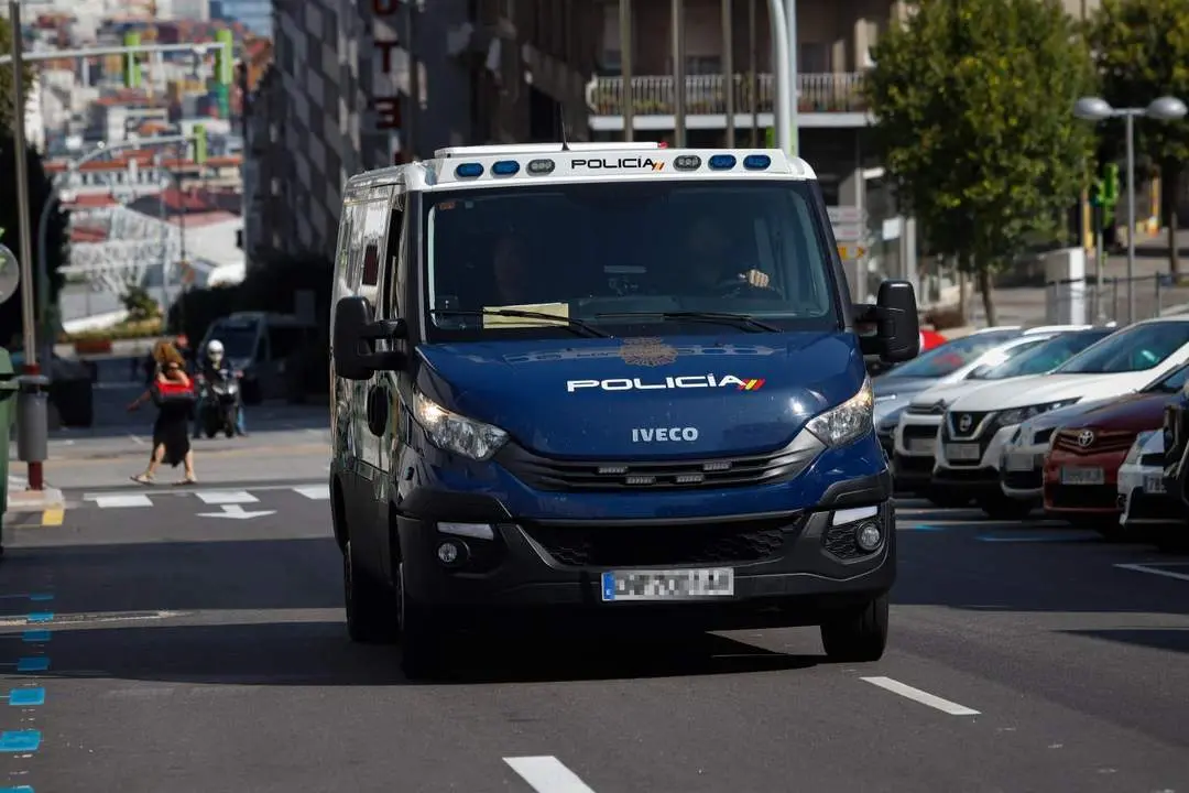 El detenido llega en furg&oacute;n policial a la Ciudad de la Justicia. - Europa Press