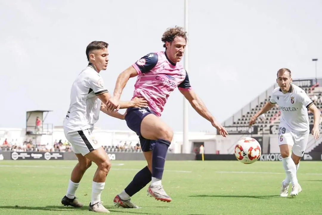 Una acci&oacute;n del partido entre el Ceuta y el Atl&eacute;tico Sanluque&ntilde;o - ASCF