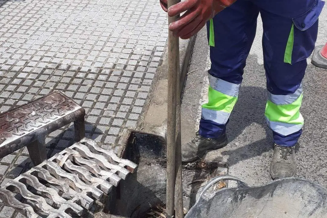 Operarios limpiando el alcantarillado. - Informaci&oacute;n