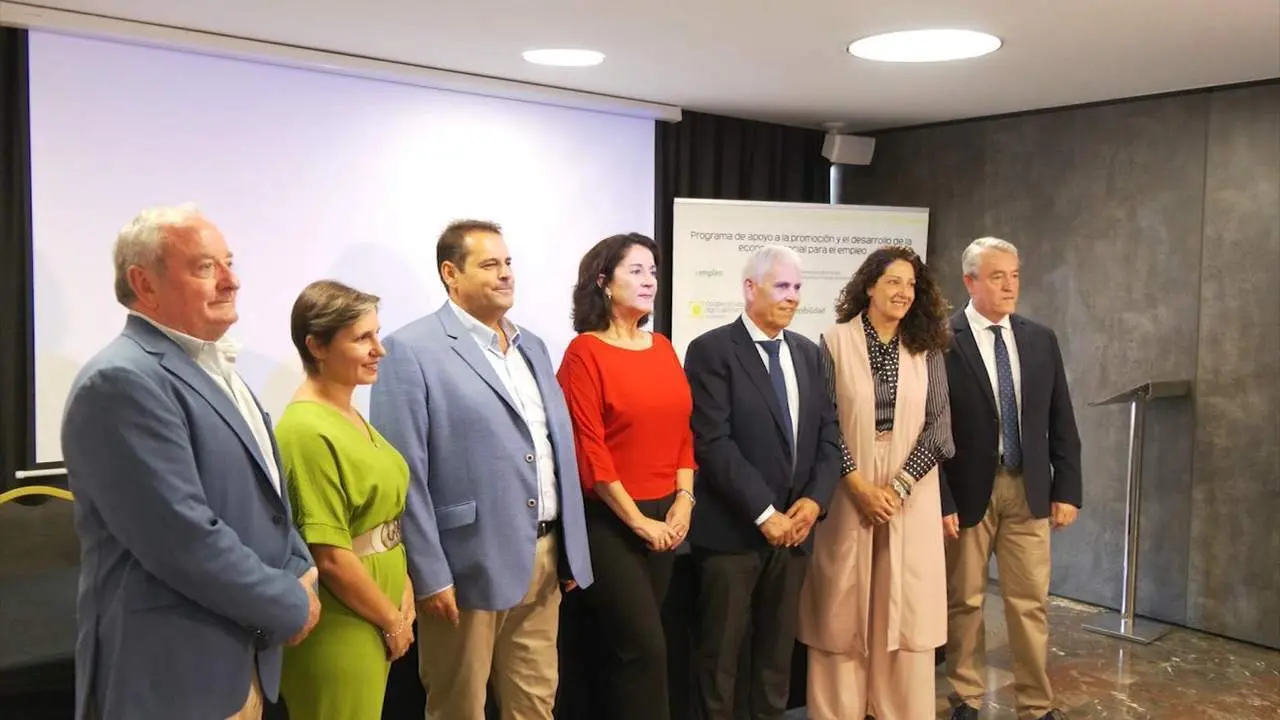 Foto de familia antes de iniciar las jornadas.  - VIVA Ja&eacute;n
