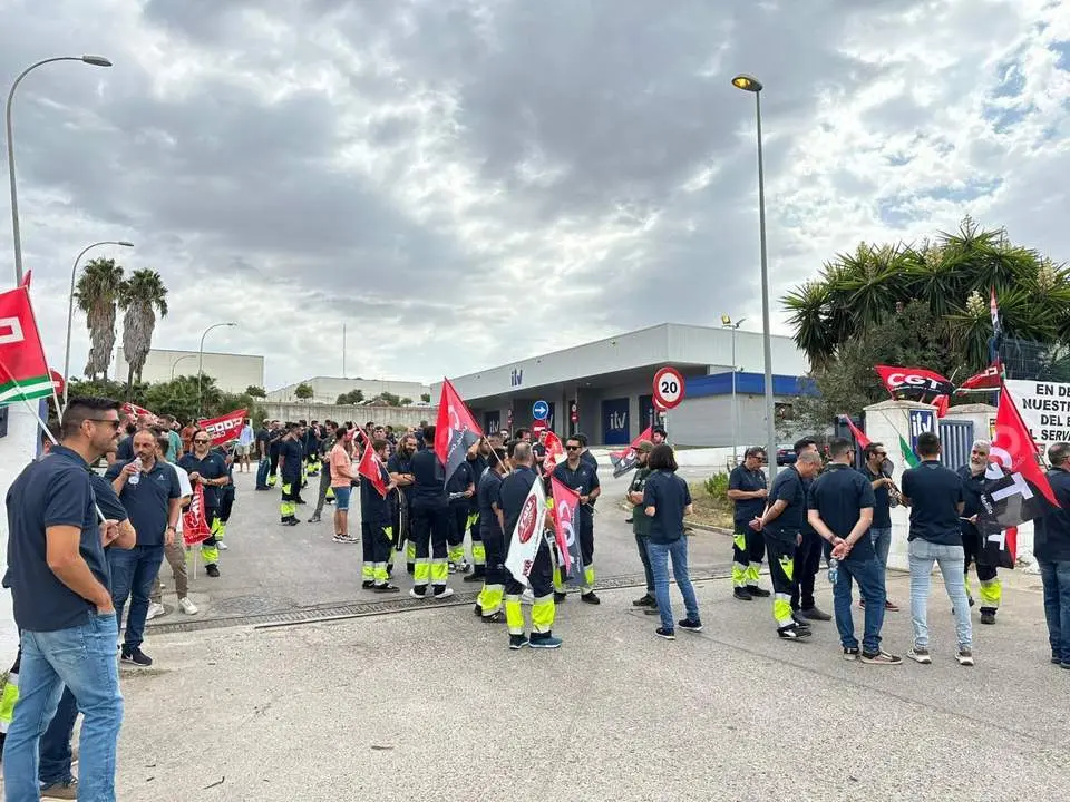 Concentraci&oacute;n protesta en la ITV de Jerez. - 7 TV