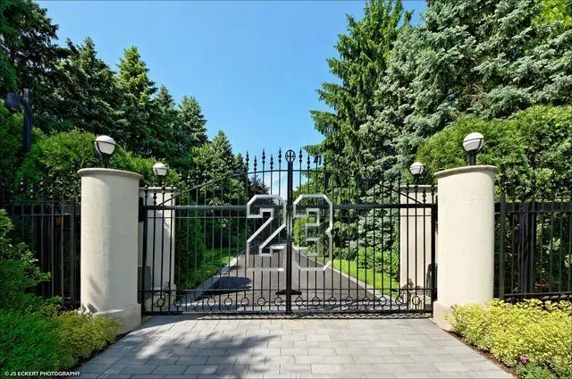 La entrada a la mansi&oacute;n. - redfin.com