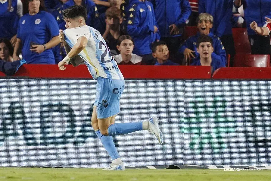 Anto&ntilde;ito Cordero bes&aacute;ndose el escudo del M&aacute;laga. - LALIGA