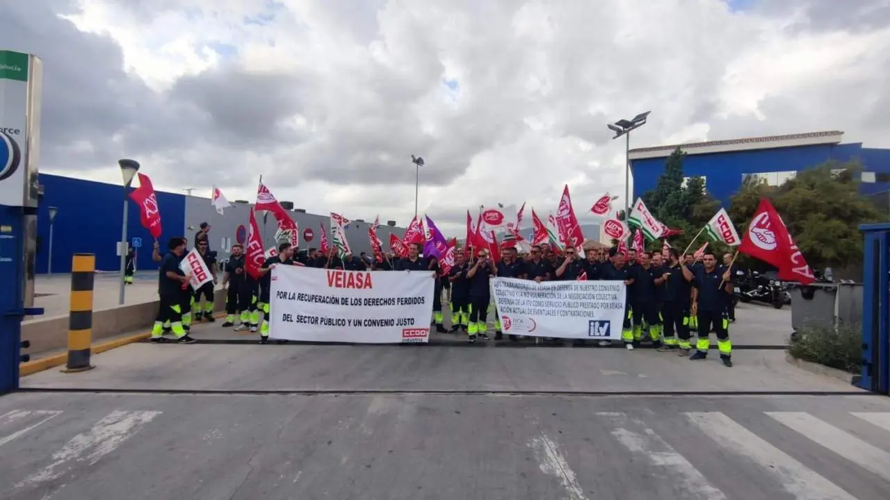 Concentraci&oacute;n de trabajadores de la ITV el primer d&iacute;a de huelga. - EP