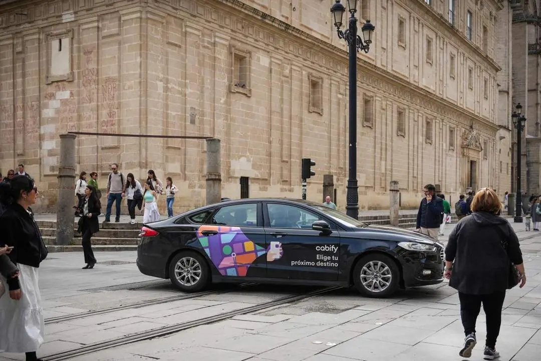 Un VTC por el centro de Sevilla. - Archivo