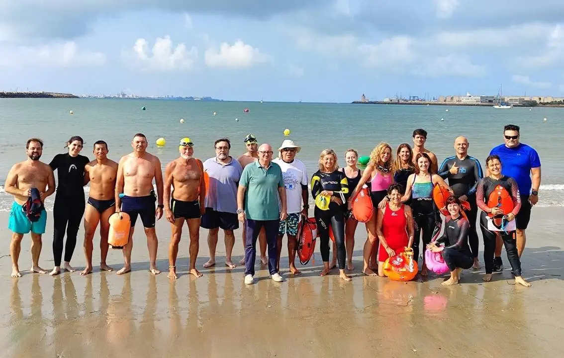 GONZ&Aacute;LEZ NIETO CON NADADORES EN AGUAS ABIERTAS. - viva