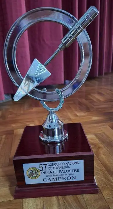 El trofeo. - Pe&ntilde;a El Palustre / Facebook