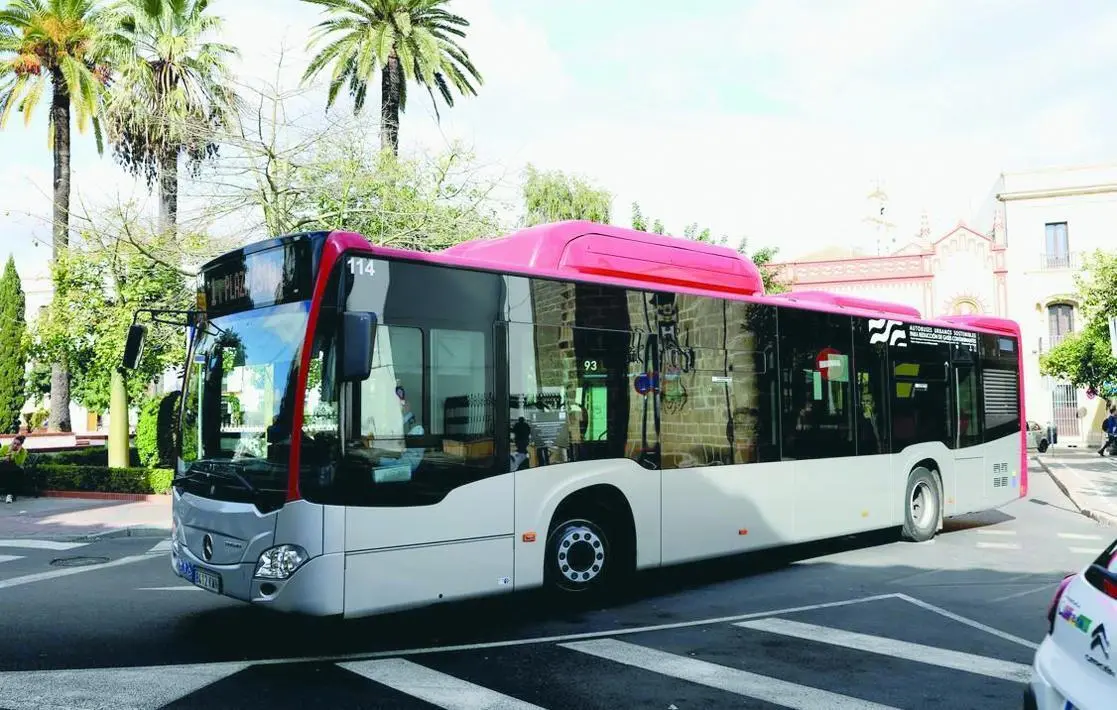 Uno de los autobuses urbanos m&aacute;s nuevos circulando por el centro - Viva