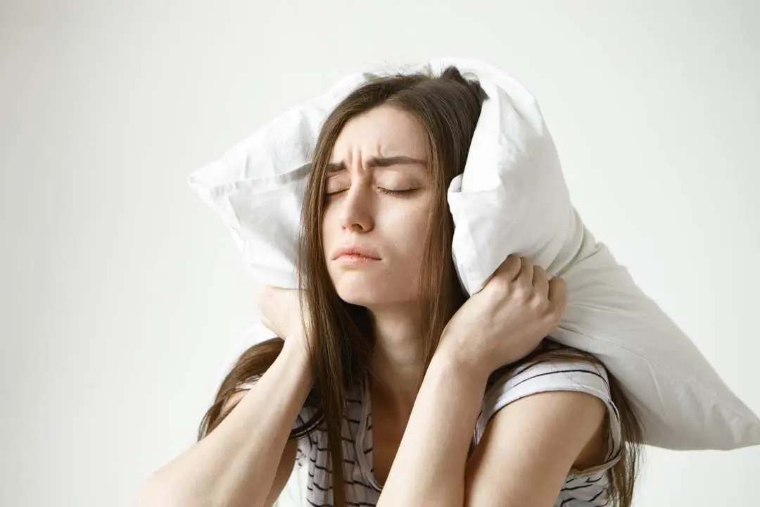 Problemas para dormir y dolor de cabeza. - karlyukav-Freepik.