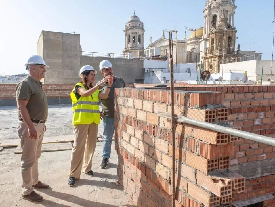 Ana Sanju&aacute;n, en las obras de las viviendas de calle Santiago. - VIVA