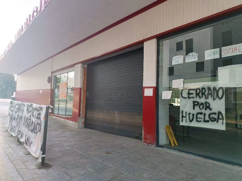 Protesta del personal de la piscina municipal de San Roque. - AI