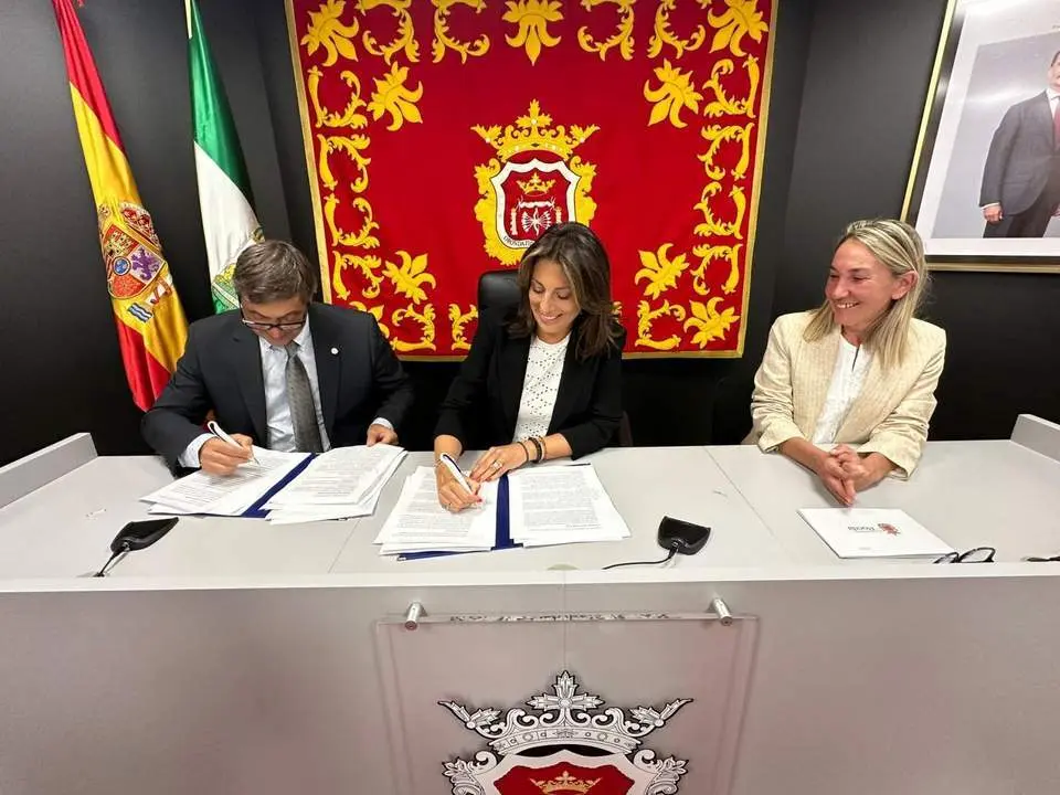 Firma entre la alcaldesa y el rector.  - RS