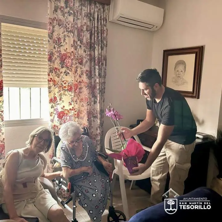 Felicitaci&oacute;n de cumplea&ntilde;os a una mujer de Tesorillo centenaria. - Facebook / Ayto de Tesorillo