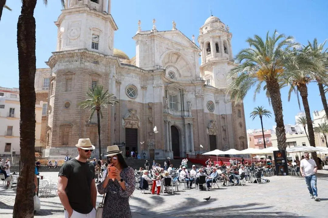 Turistas en la plaza de la Catedral de C&aacute;diz. - E. P.
